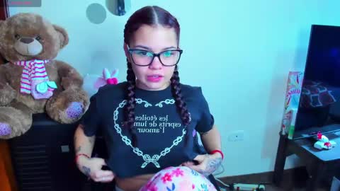 Snapshot of emma_boo_ chatting on 04/25/26, 02:58 emma_boo_ online show from 04/25/26, 02:58