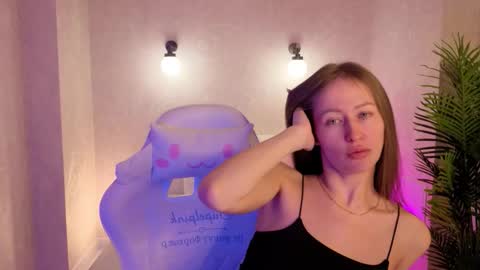 Snapshot of emma_clay chatting on 12/16/25, 01:32 Bella online show from 12/16/25, 01:32