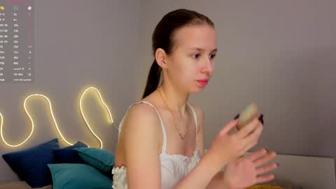 Snapshot of emma_clon chatting on 04/21/26, 01:29 Emma online show from 04/21/26, 01:29