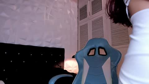 Snapshot of emma_dl2 chatting on 12/26/24, 05:30 emma_dl2 online show from 12/26/24, 05:30