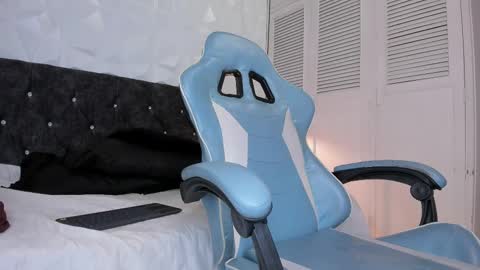 Snapshot of emma_dl2 chatting on 02/10/25, 08:21 emma_dl2 online show from 02/10/25, 08:21