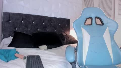 Snapshot of emma_dl2 chatting on 03/07/25, 08:33 emma_dl2 online show from 03/07/25, 08:33