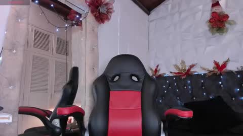 Snapshot of emma_dl2 chatting on 12/15/25, 05:28 emma_dl2 online show from 12/15/25, 05:28