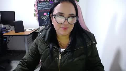 Snapshot of emma_evans07 chatting on 01/30/25, 10:51 emmy online show from 01/30/25, 10:51
