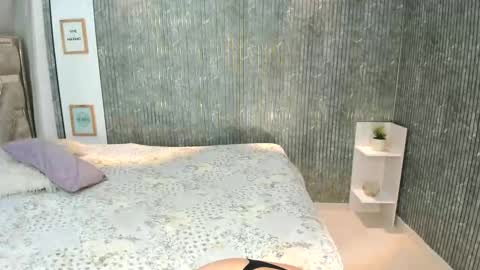 Snapshot of emma_johnsson1 chatting on 12/15/25, 05:44 emma_johnsson1 online show from 12/15/25, 05:44