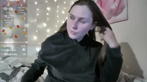 Snapshot of emma_just chatting on 11/27/25, 08:44 emma_just online show from 11/27/25, 08:44