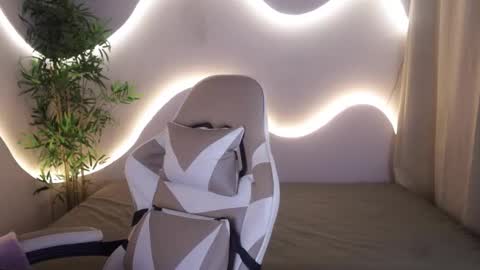 Emma online show from 11/28/25, 05:21