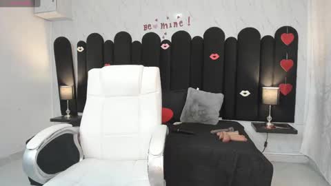 Snapshot of emma_mendoza chatting on 02/28/25, 12:09 Emma online show from 02/28/25, 12:09