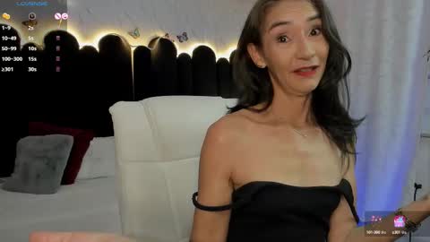 Snapshot of emma_mendoza chatting on 10/14/25, 12:17 Emma online show from 10/14/25, 12:17