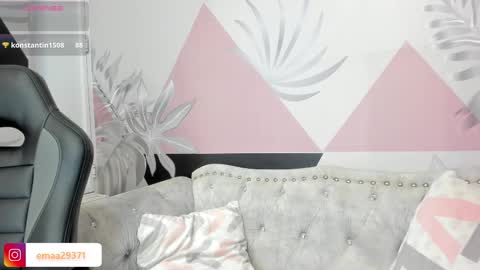 Snapshot of emma_petite4u chatting on 03/01/25, 12:28 Emma online show from 03/01/25, 12:28