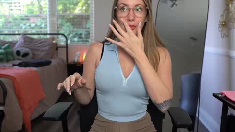 Snapshot of emma_ruby chatting on 12/05/24, 06:00 Emma Ruby online show from 12/05/24, 06:00