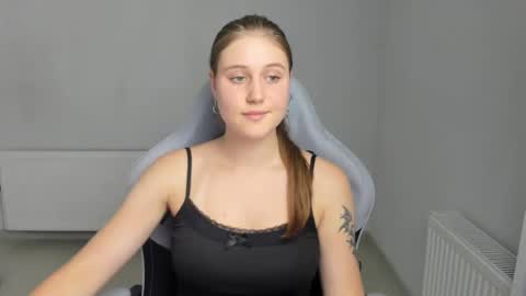 Snapshot of emma_sweettyy chatting on 07/14/26, 10:21 Emma online show from 07/14/26, 10:21