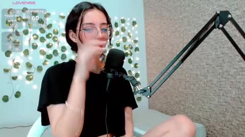 Snapshot of emma_unu chatting on 01/11/25, 02:41 Emma online show from 01/11/25, 02:41