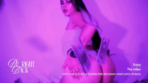 emma_whitee_ online show from 11/25/25, 12:16