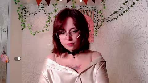 Snapshot of emmae__ chatting on 12/20/24, 01:33 Emma online show from 12/20/24, 01:33