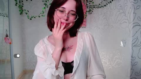 Snapshot of emmae__ chatting on 12/23/24, 05:17 Emma online show from 12/23/24, 05:17