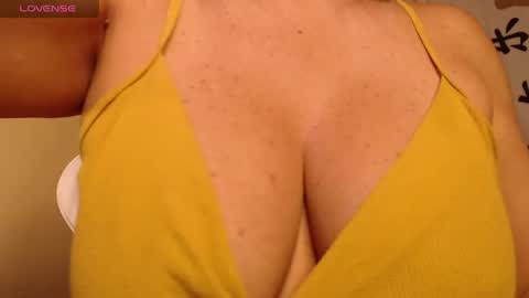 Snapshot of emmahenderson chatting on 04/14/26, 10:10 Andrea online show from 04/14/26, 10:10