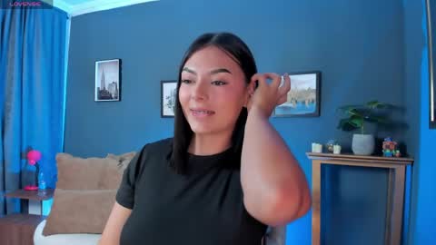 Snapshot of emmamoretti_ chatting on 05/08/26, 01:05 EMMA online show from 05/08/26, 01:05
