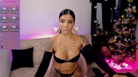 Snapshot of emmarusselx chatting on 12/18/24, 10:46 Emma Russell online show from 12/18/24, 10:46