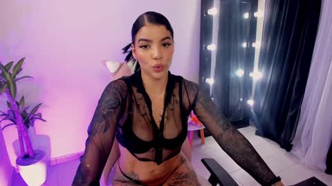 Snapshot of emmarusselx chatting on 01/21/25, 02:59 Emma Russell online show from 01/21/25, 02:59