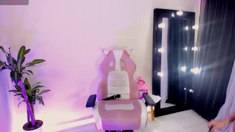 Snapshot of emmarusselx chatting on 03/08/25, 02:40 Emma Russell online show from 03/08/25, 02:40