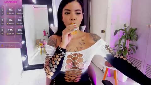 Snapshot of emmarusselx chatting on 09/27/25, 10:48 Emma Russell online show from 09/27/25, 10:48