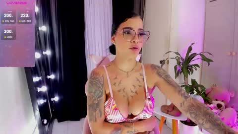 Snapshot of emmarusselx chatting on 10/21/25, 03:07 Emma Russell online show from 10/21/25, 03:07