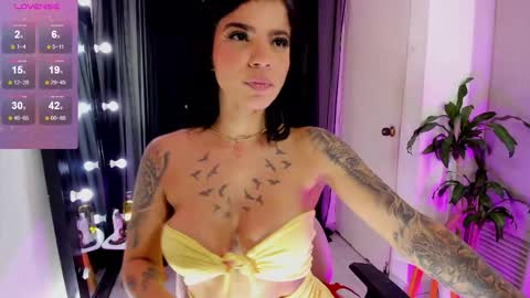 Snapshot of emmarusselx chatting on 11/21/25, 11:58 Emma Russell online show from 11/21/25, 11:58