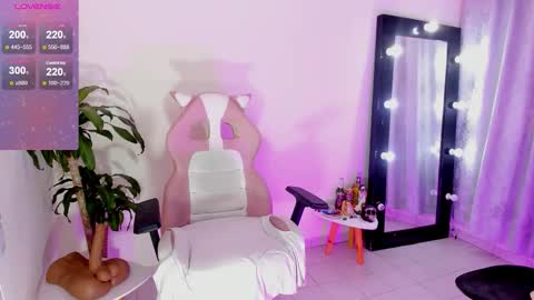 Snapshot of emmarusselx chatting on 03/07/26, 05:43 Emma Russell online show from 03/07/26, 05:43