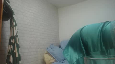 Snapshot of emmasquirt69 chatting on 12/22/25, 10:23 emmasquirt69 online show from 12/22/25, 10:23