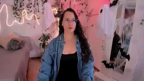 Emma Torres online show from 10/22/25, 03:45