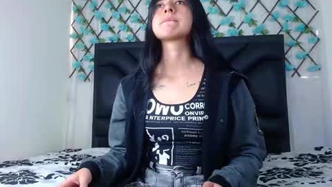 Snapshot of emmawillliams chatting on 12/21/25, 04:14 Emma online show from 12/21/25, 04:14