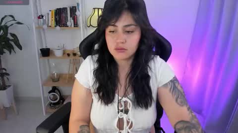 Snapshot of emmax_x chatting on 11/18/25, 10:31 EMMA online show from 11/18/25, 10:31