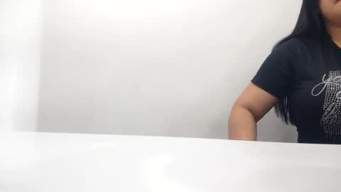 Snapshot of emmelien chatting on 02/18/25, 10:36 DIA 1 online show from 02/18/25, 10:36