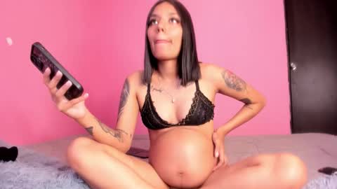 Snapshot of emmi_00 chatting on 12/18/25, 04:29 Emmi online show from 12/18/25, 04:29