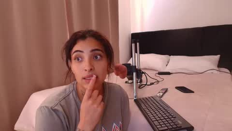 emmi_11 online show from 02/06/26, 01:36