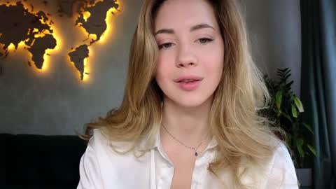 Snapshot of emmi_rosee chatting on 03/22/26, 08:51 Miss Emmi online show from 03/22/26, 08:51