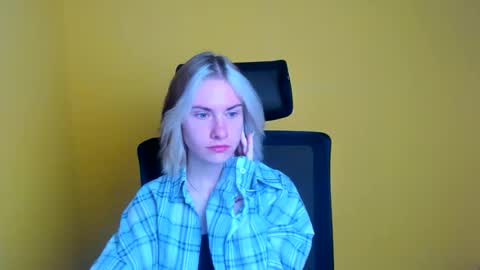 Snapshot of emmi_rossum chatting on 09/10/25, 05:29 Emmi online show from 09/10/25, 05:29