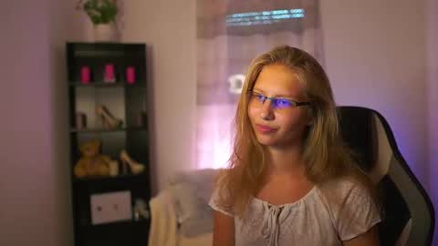 Emmie online show from 09/26/25, 01:04