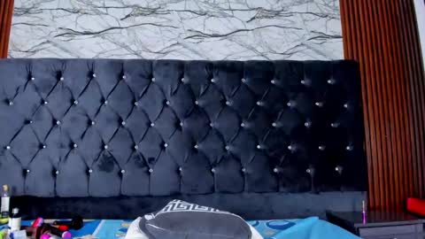 Snapshot of emmiily chatting on 12/17/24, 07:07 Emely online show from 12/17/24, 07:07