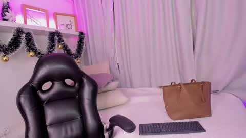 Snapshot of emmy_heart7 chatting on 01/06/26, 03:43 Emmy Heart online show from 01/06/26, 03:43