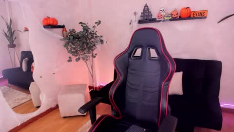 Emmy Evans  online show from 10/28/25, 08:11