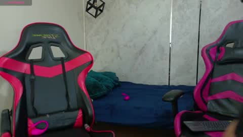 Snapshot of emy_0 chatting on 04/18/26, 03:05 Emy online show from 04/18/26, 03:05