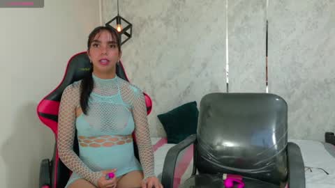 Snapshot of emy_0 chatting on 04/24/26, 02:08 Emy online show from 04/24/26, 02:08