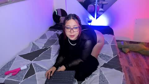 Snapshot of emy_xdy chatting on 12/04/24, 02:31 Im Emily would you like to help me reach 100 online show from 12/04/24, 02:31