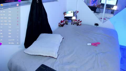 Snapshot of emy_xdy chatting on 12/22/24, 11:41 Im Emily would you like to help me reach 100 online show from 12/22/24, 11:41