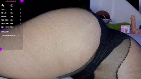 Snapshot of emy_xdy chatting on 01/08/25, 06:20 Im Emily would you like to help me reach 100 online show from 01/08/25, 06:20