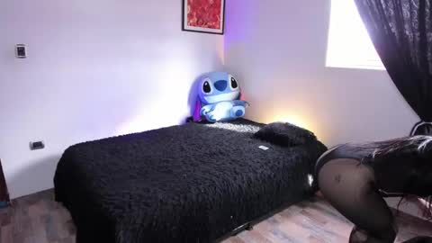 Snapshot of emy_xdy chatting on 09/22/25, 08:22 Im Emily would you like to help me reach 100 online show from 09/22/25, 08:22