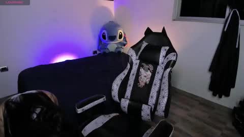 Snapshot of emy_xdy chatting on 10/04/25, 09:51 Im Emily would you like to help me reach 100 online show from 10/04/25, 09:51