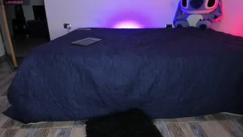 Snapshot of emy_xdy chatting on 10/06/25, 09:29 Im Emily would you like to help me reach 100 online show from 10/06/25, 09:29